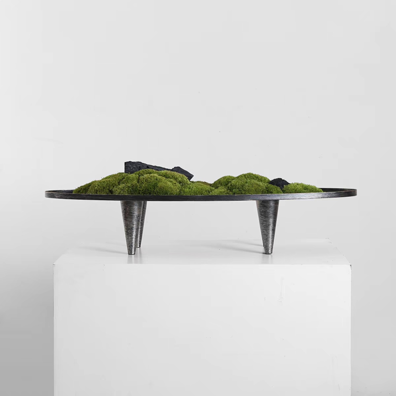 最东方：微缩山水盆景，下方为锥形金属支撑脚